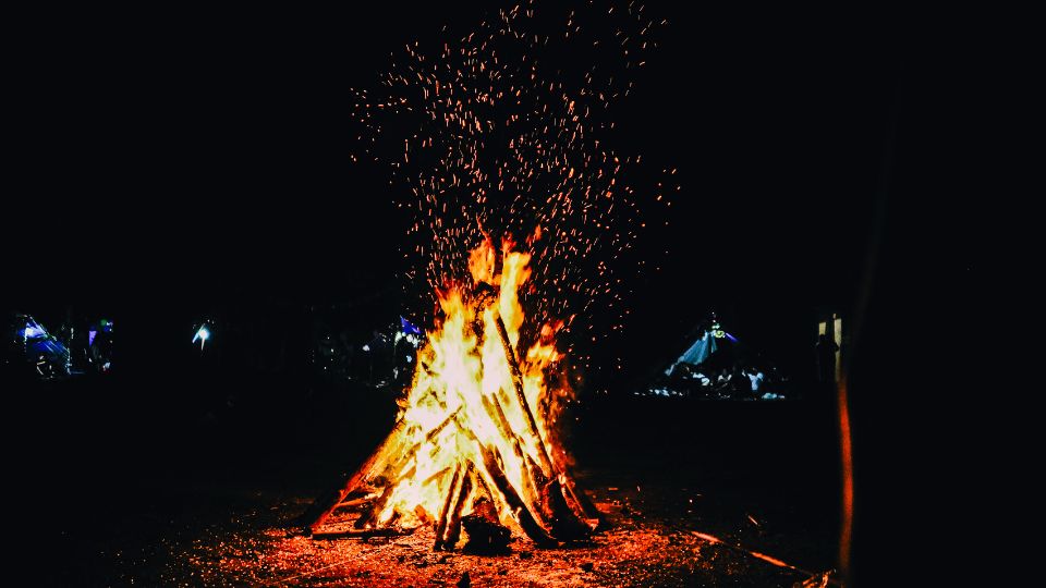 Genieße gemütliche Abende am Lagerfeuer in deinem Zelt