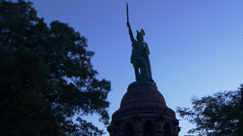 Es lohnt sich das Hermannsdenkmal bereits in der Frühe zu besuchen.